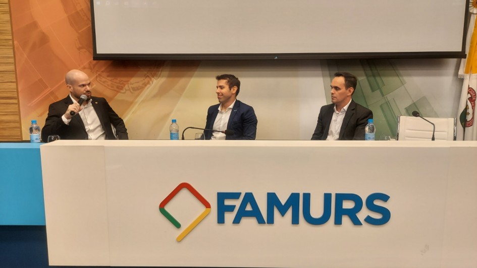 Capeluppi e Busatto durante a 1ª Jornada de PPPs, evento realizado na Famurs